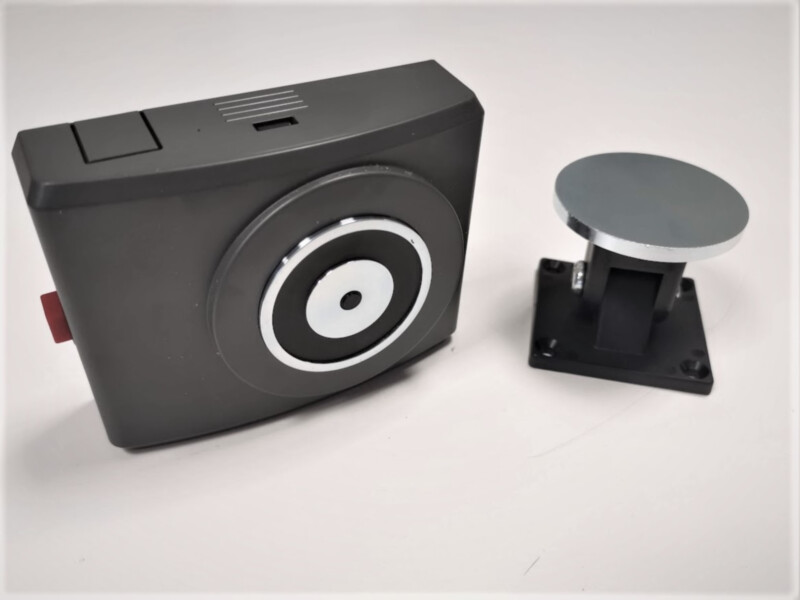 Kendrion GTR048 uksehoidemagnet seinale | must | 24 V DC, 400 N, vabastusnupuga